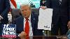 Regardez Le Président Trump Signer Des Décrets Exécutifs Depuis La Maison Blanche