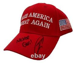 Robert O'Neill a signé le chapeau MAGA du président Donald Trump avec le hologramme PSA Never Quit