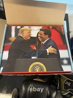 Ron Desantis a signé à la main une toile de 16x20 de Donald Trump 2024