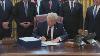 Signes Trump 2 Billions Coronavirus Relief Bill Après Invoquer Defense Production Act