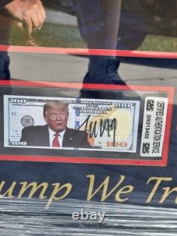 Souvenir signé de Donald Trump, argent, encadré sur mesure avec photo et certificat d'authenticité.