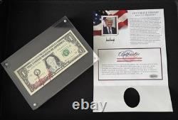 TRÈS RARE ! Billet de 1 $ signé à la main par Donald J. Trump (encre rouge) avec certificat d'authenticité + vitrine