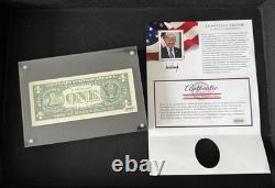 TRÈS RARE ! Billet de 1 $ signé à la main par Donald J. Trump (encre rouge) avec certificat d'authenticité + vitrine