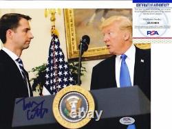 Tom Cotton avec la photo dédicacée 8x10 signée par le Président Donald Trump PSA/DNA COA