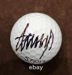 Traduisez ce titre en français : Balle de golf signée par le Président Donald Trump POTUS MAGA Authentique Certificat d'authenticité (COA)