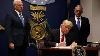 Trump Signes Extreme Vetting Executive Order Banning Syrie Les Réfugiés D'entrer Aux États-unis