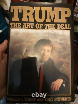 Trump a signé le livre 'Art of the Deal' (Édition de l'élection de 2016)