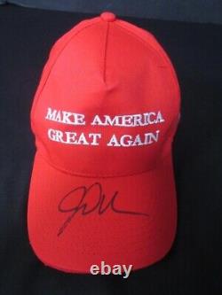 Vice-président Jd Vance a signé une casquette Maga dédicacée avec Coa