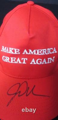 Vice-président Jd Vance a signé une casquette Maga dédicacée avec Coa